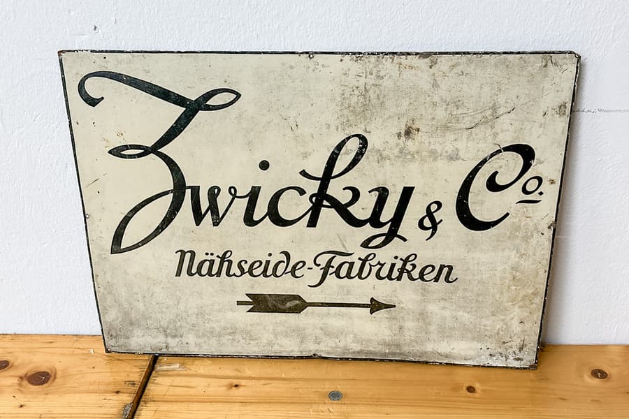 Altes Metall Hinweisschild \Zwicky & Co.\